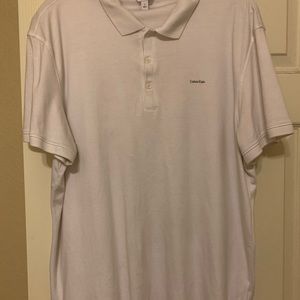 Short sleeve button up cotton collared Calvin Klein shirt.